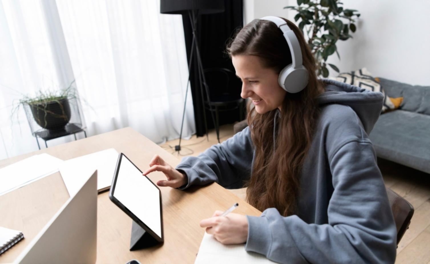 Salle de formation avec participants travaillant sur ordinateurs