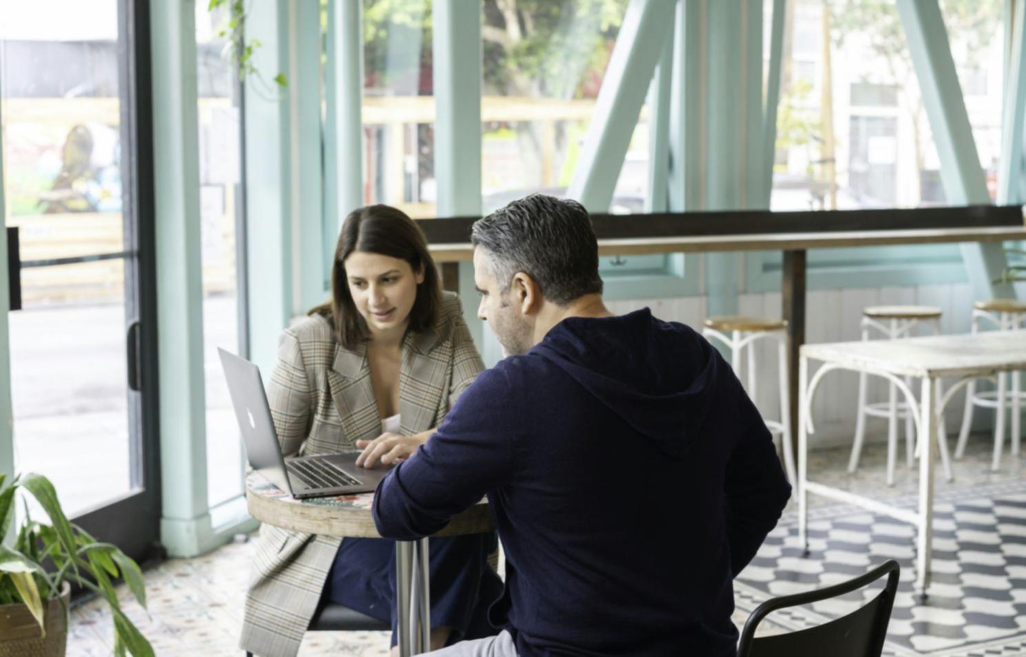 Espace de travail avec ordinateur portable et documents financiers pour l'analyse de données