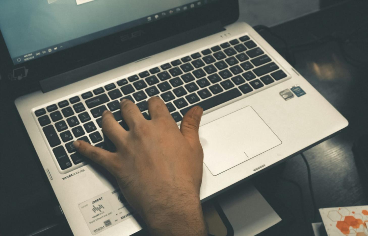 Bureau professionnel avec écran d'ordinateur affichant des tableaux d'analyse financière